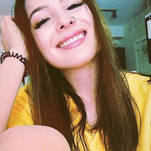 Meet your Posher, Nicole - Picture 1 of 1